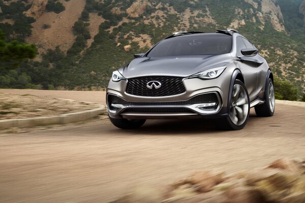 Voiture infiniti qx30 sur la route dans les montagnes