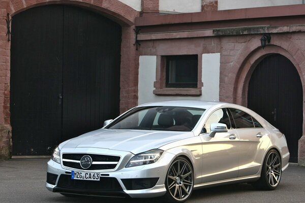 Tuning Mercedes carlsson na tle domu