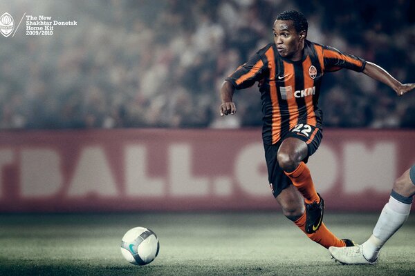 Luis Adriano en medio de un partido de fútbol