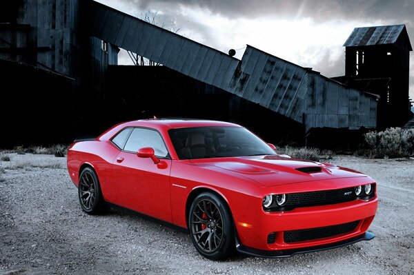Coche rojo Dodge Challenger Hellcat