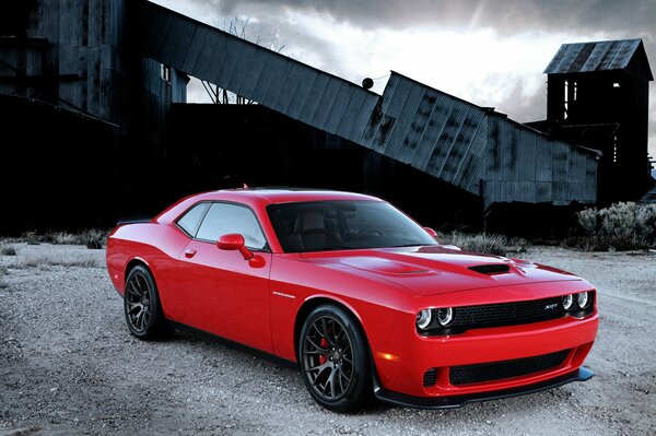 Czerwony samochód Dodge Challenger Hellcat