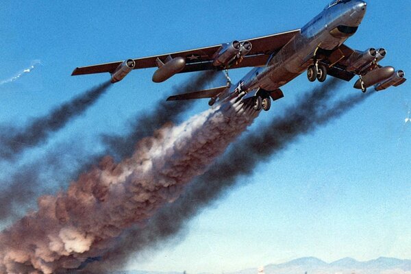 Avión militar dejando cola de humo