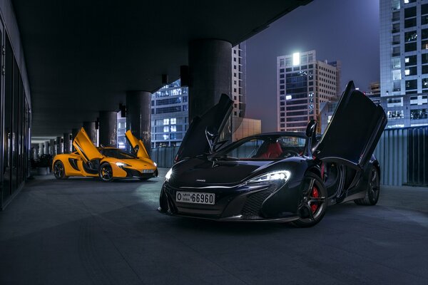 In Dubai waren die Supersportwagen McLaren 650 schwarz und Orange auf der Messe