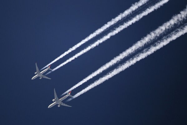 Spuren am Himmel von vorbeifliegenden Flugzeugen