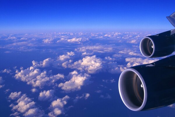 Turbinen eines Flugzeugs, das über den Wolken fliegt