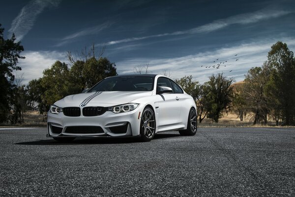 Белая BMW M4 на дисках от Vorsteiner