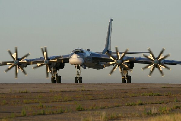 Obraz samolotu Tu-95 na szarym tle