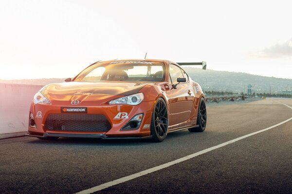 Toyota tuning orange sur la piste