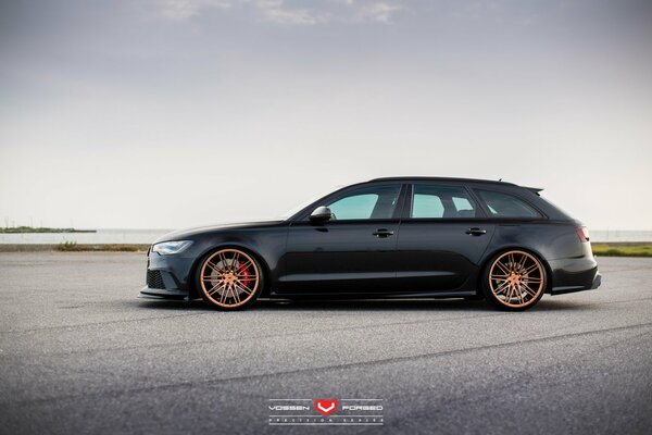 Negro Audi Vossen en la carretera