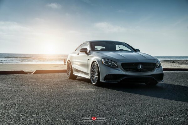 Mercedes Vossen en el fondo de la playa con el sol