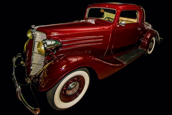 Voiture rétro de 1935 sur fond noir