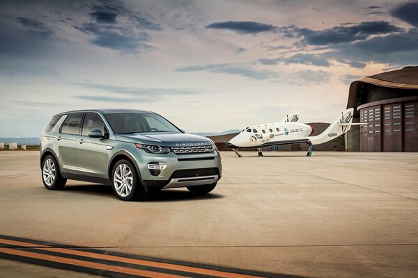 Sur l aérodrome de paquebot et Landrover nuages