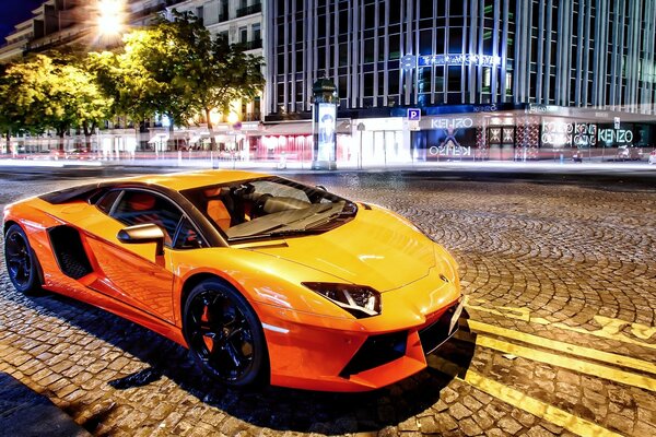 Lamborghini aventador lp700-4 2014 na nocnej ulicy