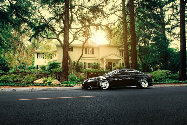 Honda accord acura schwarz auf der Straße in der Nähe des Hauses