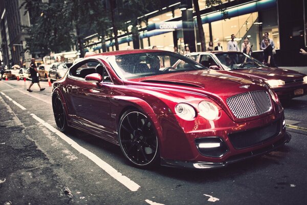 Bentley continental en las calles de la ciudad