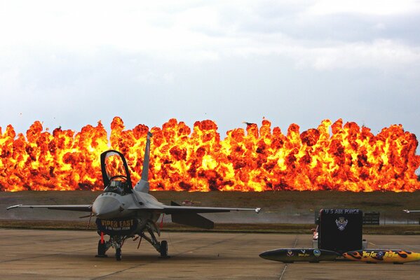 Caza en el aeródromo. Fuego y Napalm