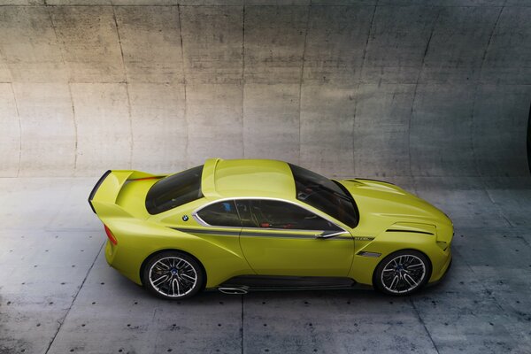 Bmw sport jaune dans le tunnel