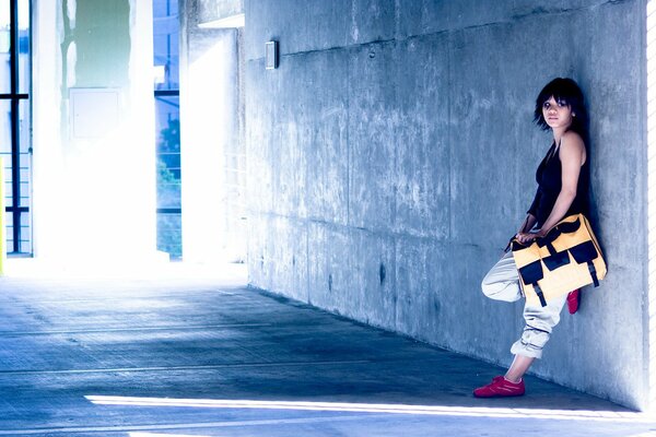 The main character Faith at the wall of the building of the game Mirror s Edge