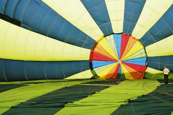 Der Mann und die Balloonkuppel auf dem Boden