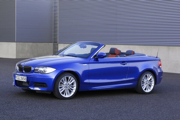 Blaues Cabrio von BMW