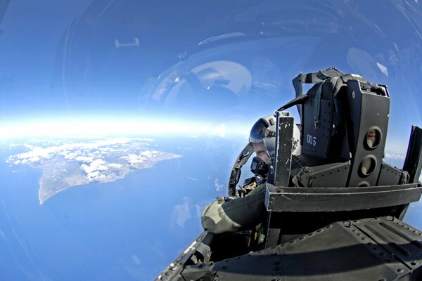 Der Himmel aus dem Cockpit des Flugzeugs, durch die Augen des Piloten