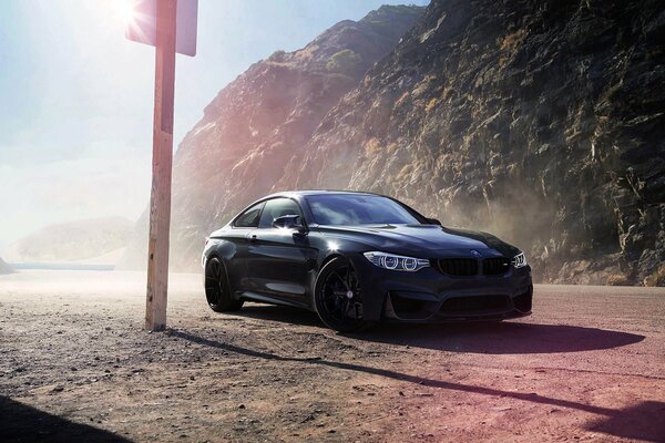 Bmw M4 noire sur un terrain ensoleillé