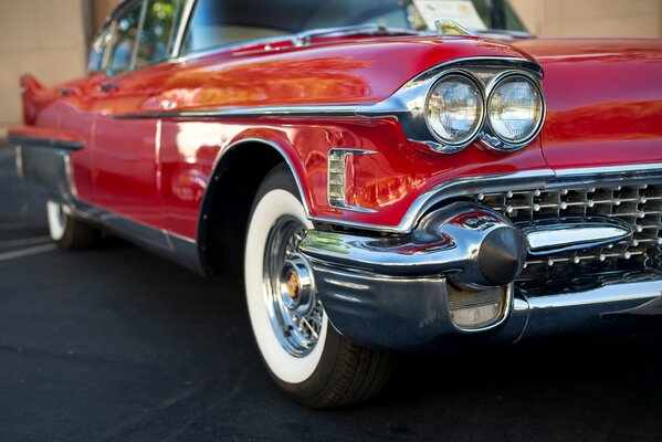 Voiture rouge cadillac fleetwood 60 special