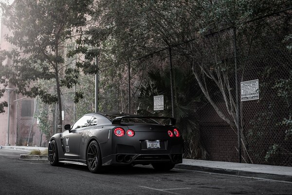 Nissan GTR noir vue arrière nissan