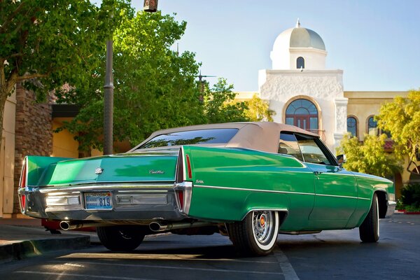 Cabriolet rétro classique vert avec toit monté