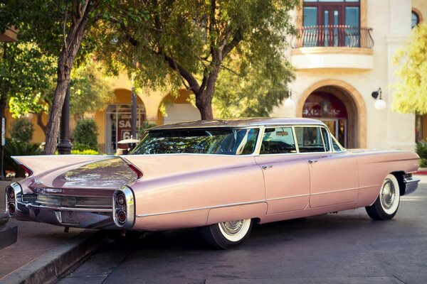 Klassischer Retro-Cadillac aus dem zwanzigsten Jahrhundert in Rosa