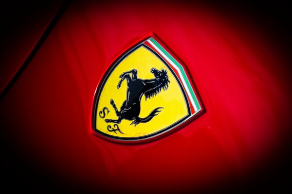 Ferrari-Emblem auf rotem Hintergrund