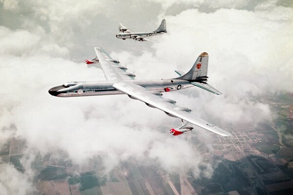 Über den Wolken schwebende Flugzeuge, eiserne Vögel