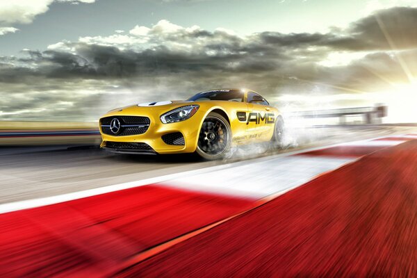 Mercedes-Benz jaune sur la piste de course