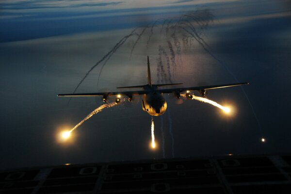 Luces nocturnas del avión c-130 sobre el aeródromo