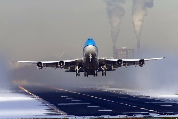 Avión de panqueques volando sobre la carretera