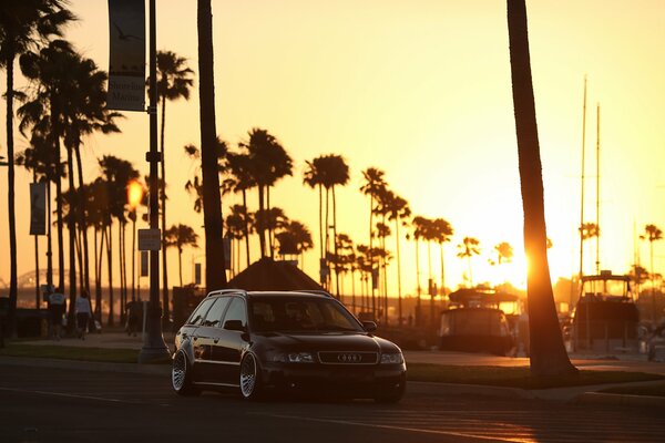 Schwarzer Audi-Sportwagen