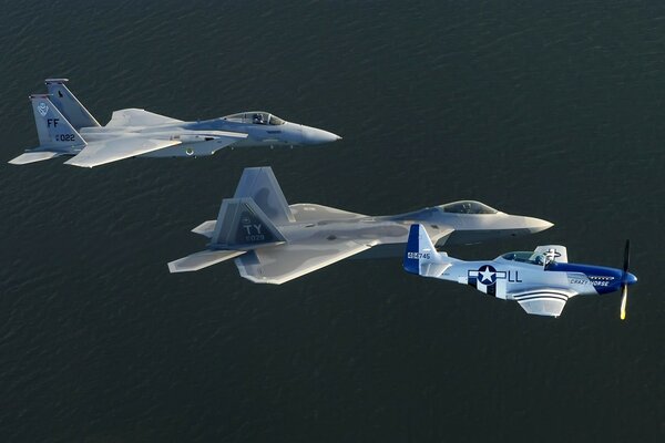 Die verschiedenen Generationen von f-22-Kampfflugzeugen im Bild