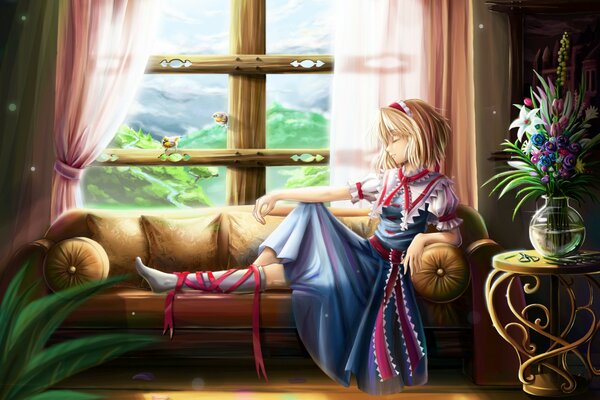 Красивая девушка на диване у окна и цветы