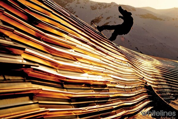 Niezwykła tekstura z snowboardzistą o zachodzie słońca