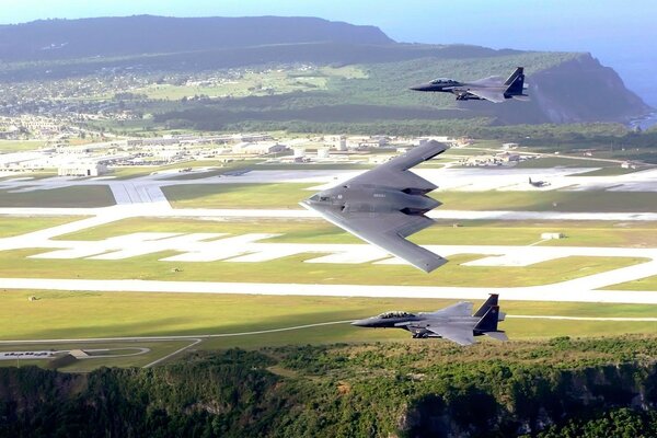 Aviones militares en el fondo de un hermoso paisaje