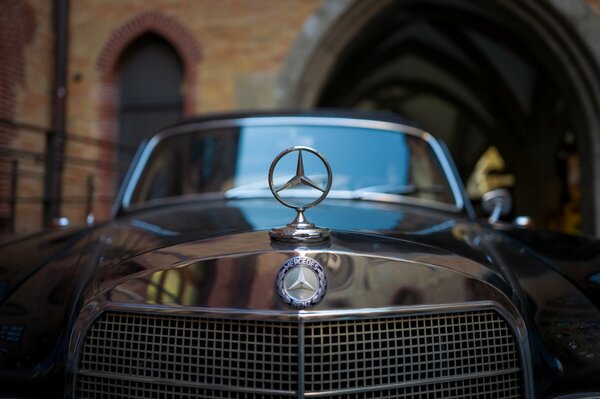 Mercedes-Abzeichen auf der Motorhaube eines alten Autos