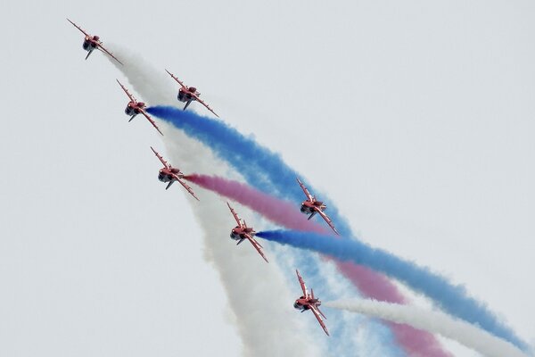 Fliegen von Flugzeugen auf einer festlichen Flugshow