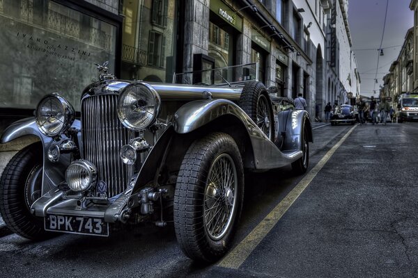 Auto di stile di Gatsby sulla strada in Italia