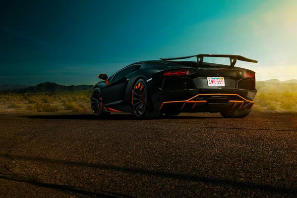 Schwarzer Lamborghini auf blauem Himmel Hintergrund