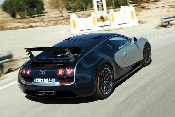 Coche deportivo Bugatti Veyron con alerón elevado