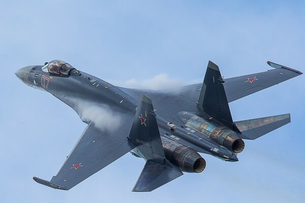 Jet su-35 súper maniobrable en una demostración de entrenamiento