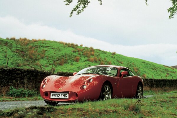 L auto sportiva rossa TVR T440 sta sulla strada