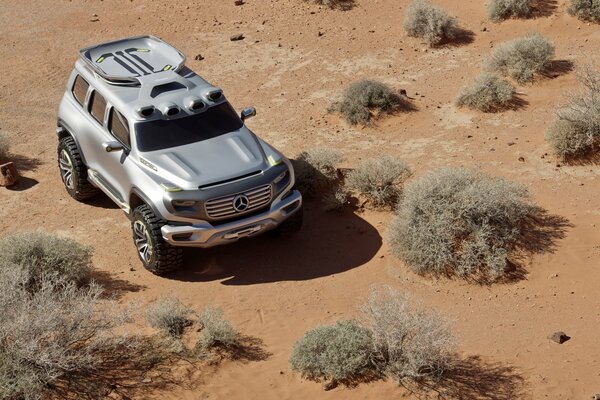 Mercedes benz SUV na pustyni w morzu piasku