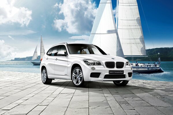 Белая BMW модель 2012 года на причале