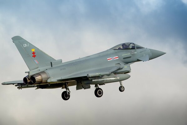 Combattant sur fond de ciel et de nuages